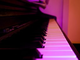 Klavier im violetten Licht